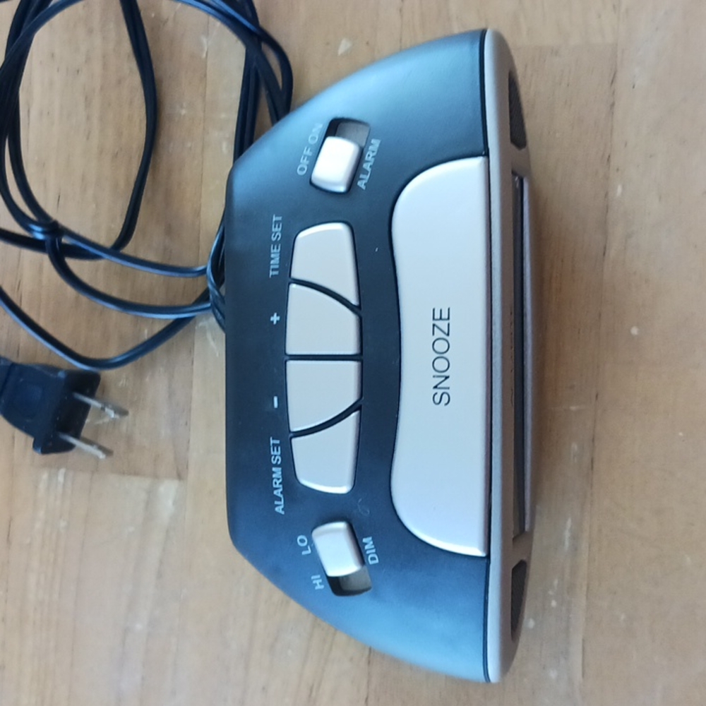 Alarm clock - Picture 2 of 4